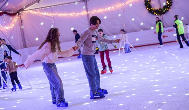 İzmir’de kışın keyfi buzda yaşanıyor