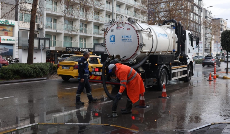 İzmir Büyükşehir Belediyesi ekipleri sağanak nedeniyle seferber oldu