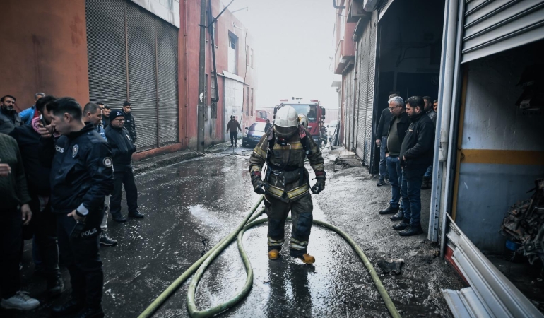 Buca’da depo yangını kısa sürede söndürüldü