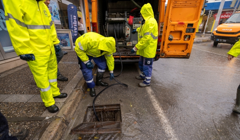 İzmir Büyükşehir Belediyesi ekipleri sağanak yağış ve fırtına nedeniyle seferber oldu