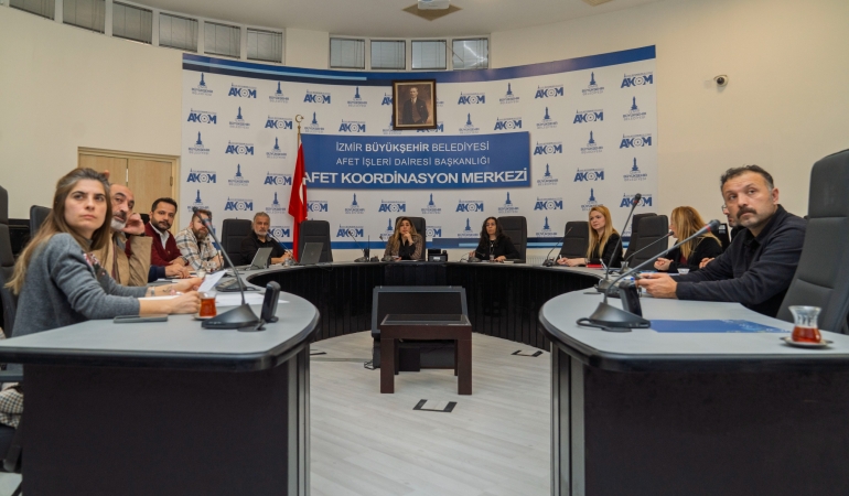 İzmir’de yağış sonrası hasar tespit ve müdahale çalışmaları devam ediyor