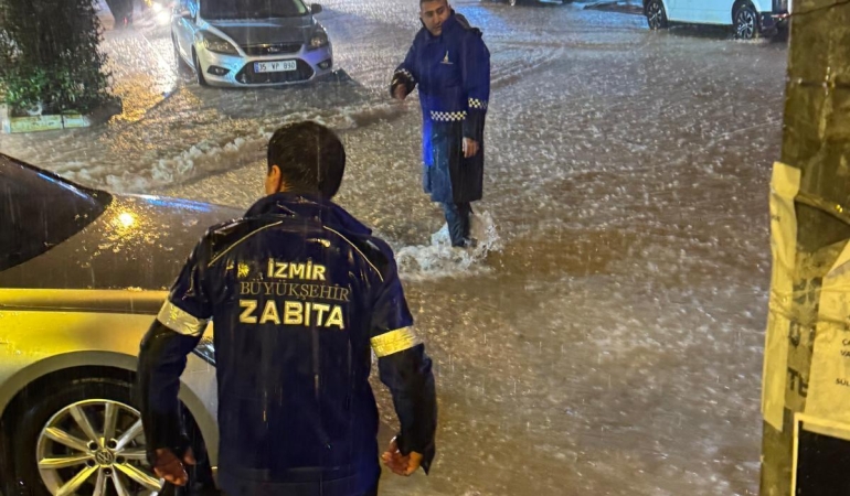 İzmir Büyükşehir Belediyesi ekipleri sağanak yağış nedeniyle seferber oldu