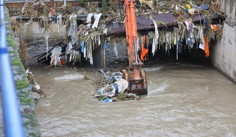 İzmir’de kuvvetli yağış alarmı: 1310 personel, 342 araç ve 200 pompa ile sahada