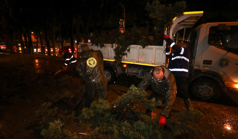 Buca Belediyesi ekiplerinin fırtına ve yağış mesaisi