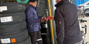 Büyükşehir Türk Bayrağı Dağıtarak Dayanışma Mesajı Verdi
