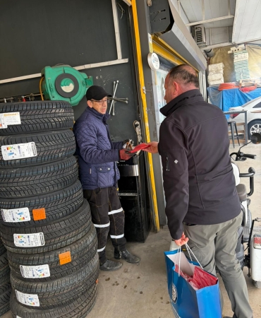 Büyükşehir Türk Bayrağı Dağıtarak Dayanışma Mesajı Verdi