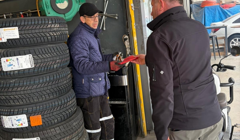 Büyükşehir Türk Bayrağı Dağıtarak Dayanışma Mesajı Verdi