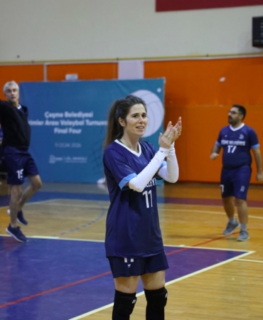 Çeşme Belediyesi Birimler Arası Voleybol Turnuvası coşkuyla tamamlandıPHOTO-2026-01-11-22-25-39