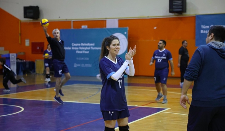 Çeşme Belediyesi Birimler Arası Voleybol Turnuvası coşkuyla tamamlandıPHOTO-2026-01-11-22-25-39