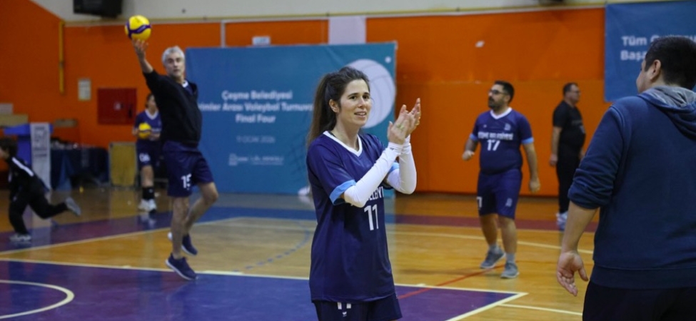 Çeşme Belediyesi Birimler Arası Voleybol Turnuvası coşkuyla tamamlandıPHOTO-2026-01-11-22-25-39