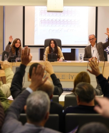 Çeşme Meclisi’nde tarihi oylama_ Kiralık Sosyal Konut projesi oy birliğiyle kabul edildiPHOTO-2026-01-26-18-21-35 2