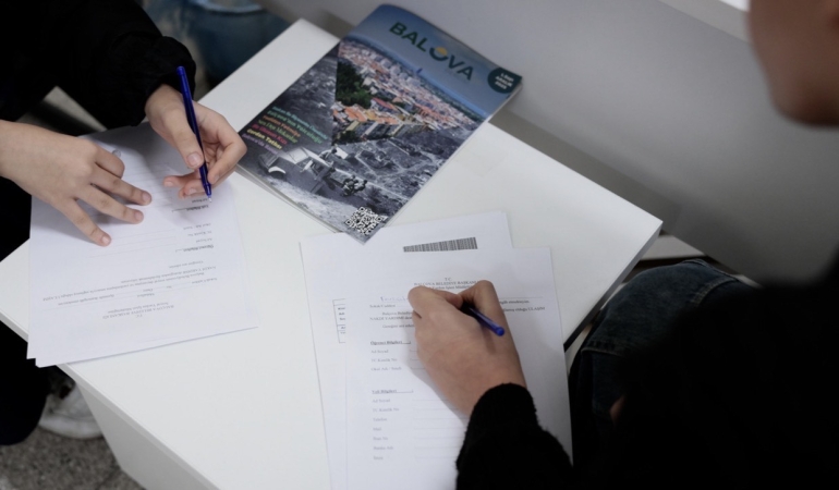 Balçova Belediyesi’nden Üniversiteye Hazırlanan Gençlere Ulaşım Desteği