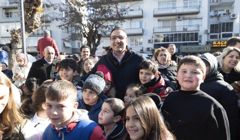 Balçova’da kar şenliği coşkusu: Onur Yiğit çocukların kar sevincine ortak oldu