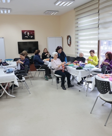 İyilik örüyor, çocukların yüreklerini ısıtıyorlar (5)