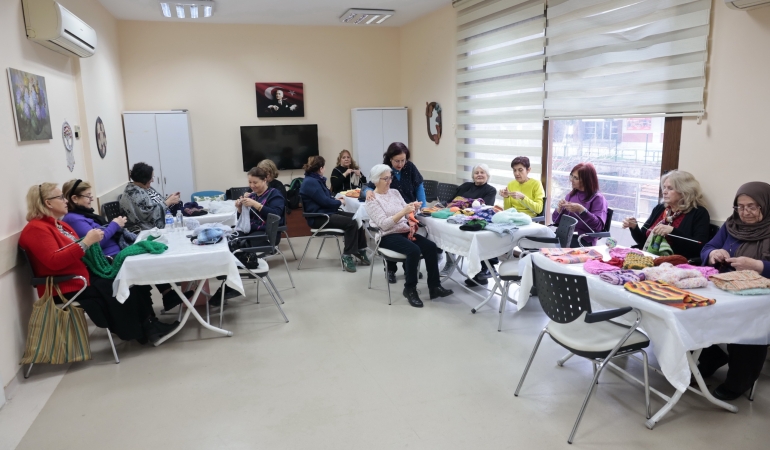 İyilik örüyor, çocukların yüreklerini ısıtıyorlar