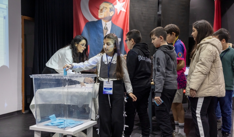 Konak’ın ‘Çocuk Meclisi’nde seçim heyecanı