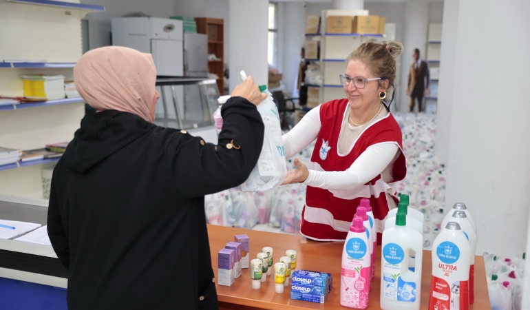 Konak’tan ihtiyaç sahiplerine temizlik ve hijyen malzemesi desteği