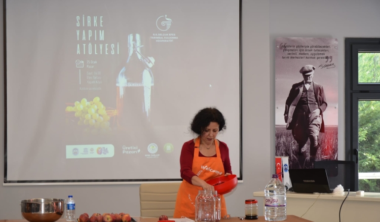 Üretici Pazarında çocuklara tohum, ailelerine sirke yapım atölyesi