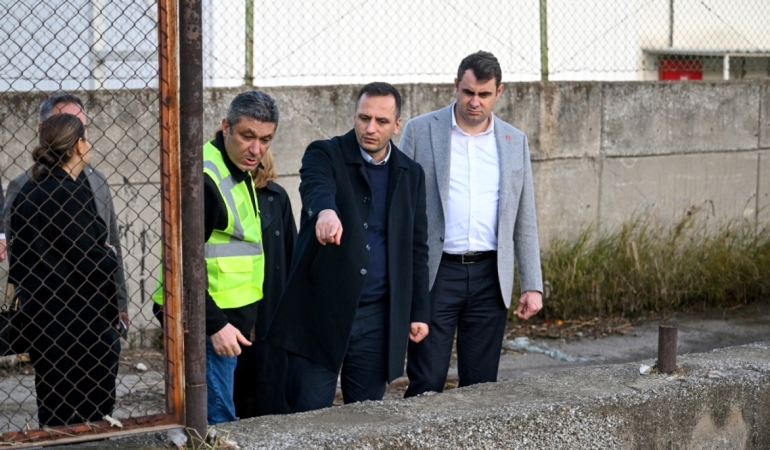 Eşki ve Güç selden etkilenen mahallelerde incelemelerde bulunduBornova’da sel mesaisi