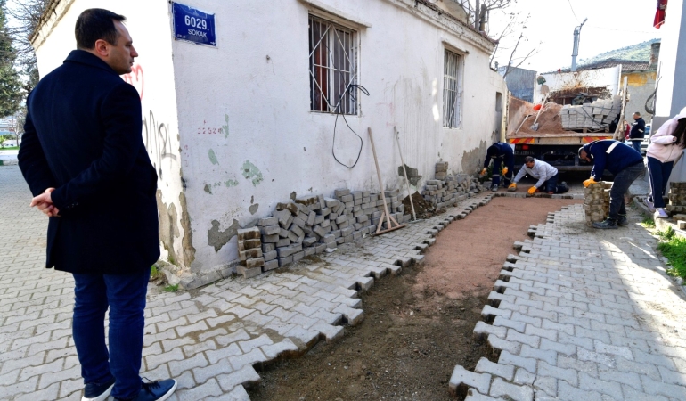 Bornova’da yol seferberliği sürüyor