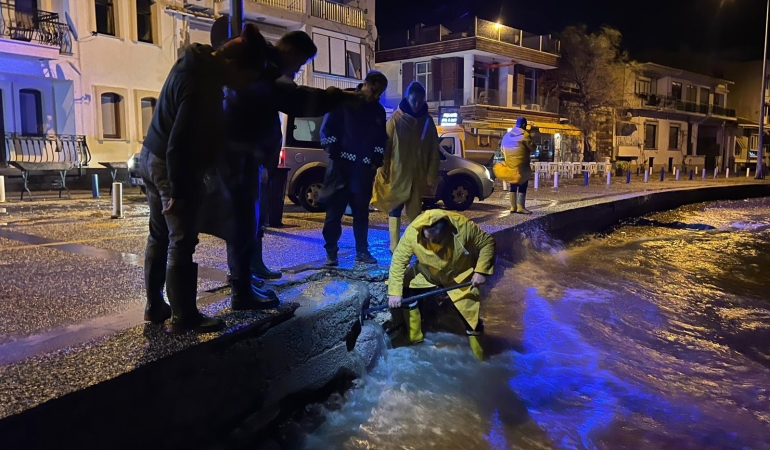 Foça’da sağanak alarmı: Belediye ekipleri gece boyunca sahadaydı