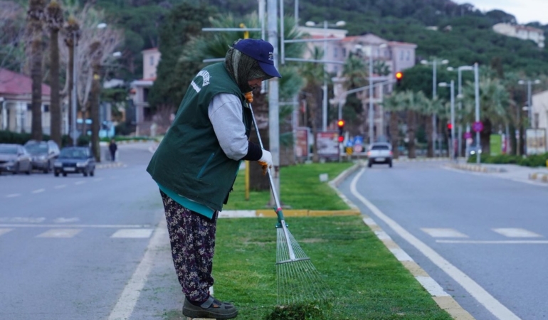 AYVALIK BELEDİYESİ BAHAR HAZIRLIKLARINI SÜRDÜRÜYOR