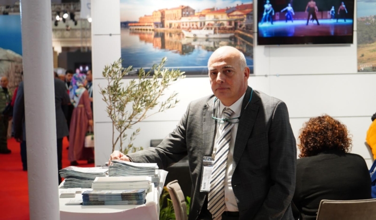 Özgültekin; Ayvalık, “Gel” Diye Çağırmıyor, “Hazırsan Buradayım” Diyor…