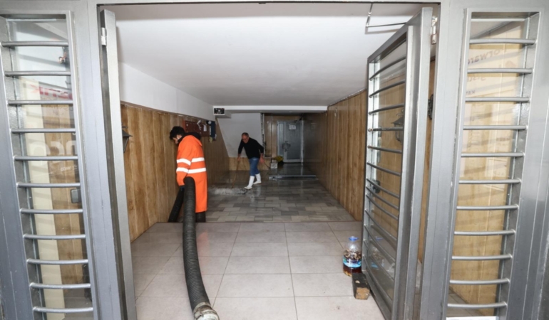 İzmir Büyükşehir Belediyesi sahada: 412 iş makinesi ve 1365 personel görevde