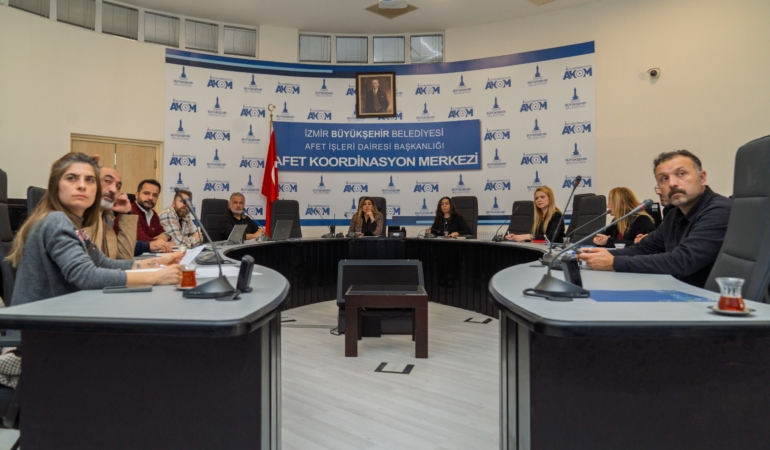 İzmir’de kuvvetli yağış ve fırtına alarmı