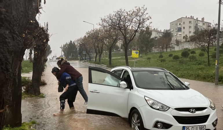 Büyükşehir’in zabıtası İzmirliyi sırtında taşıdı