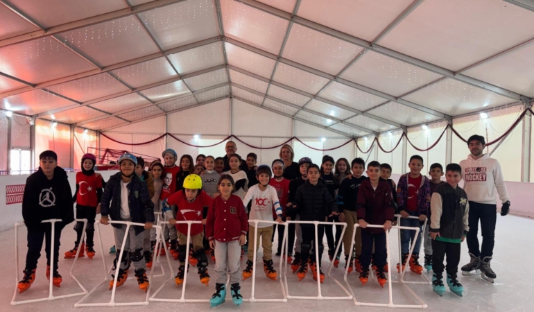 Öğrenciler buz pistinde buluştu