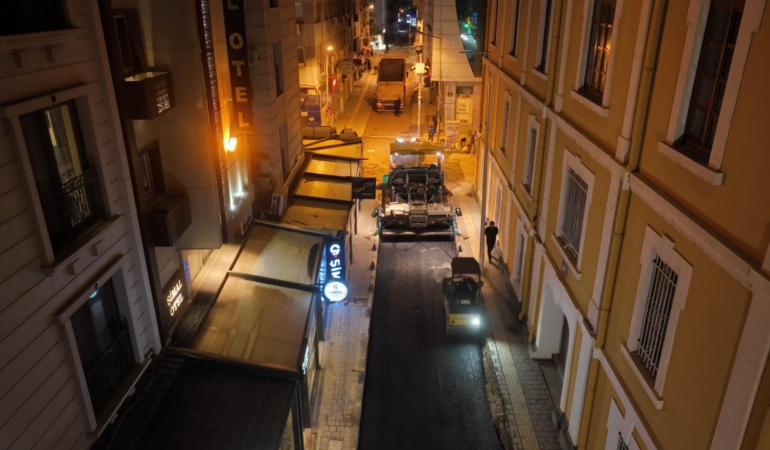 Alsancak’ta altyapısı tamamlanan sokaklar asfaltlanıyor 