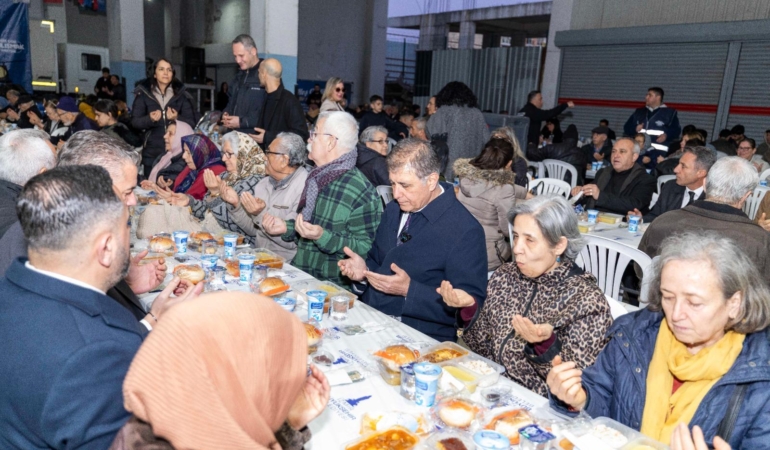Başkan Tugay binlerce Bucalıyla ramazan sofrasında buluştu