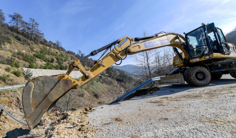 Çöken yolda çalışmalar başladı