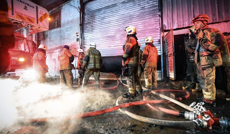 Buca’da mobilya atölyesinde yangın alarmı