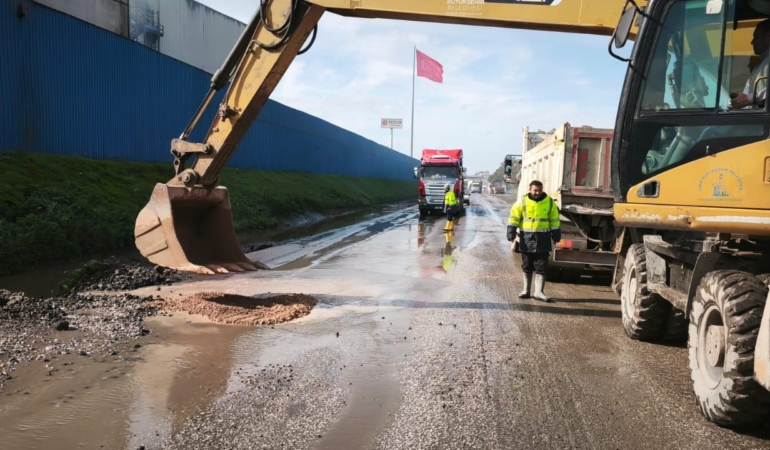 Büyükşehir, aşırı yağış sonrası kapanan yolları bir bir açıyor