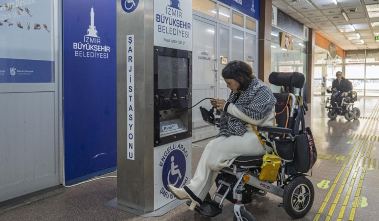 İzmir’den “özgürlük istasyonu”