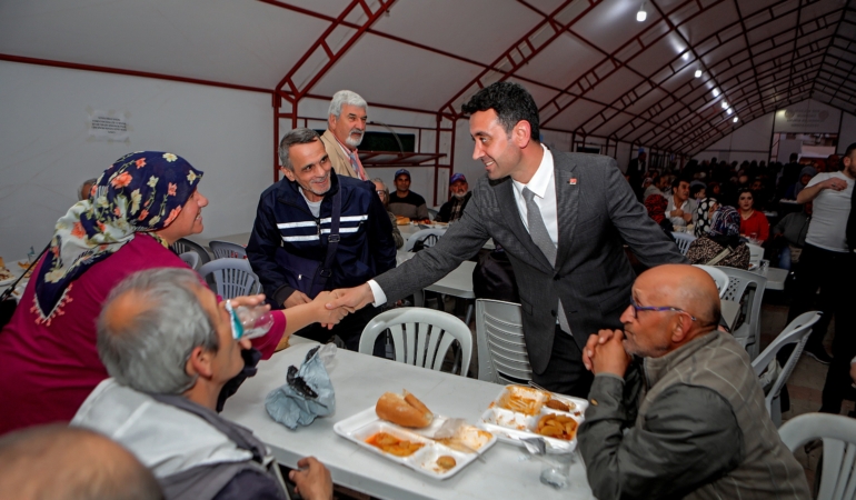 Bayraklı Belediyesi Ramazan Sofralarını Mahallelere Taşıyor (2)
