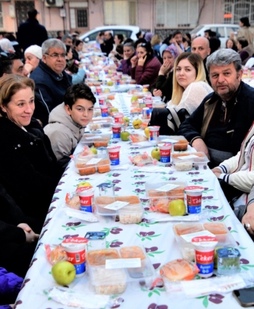 Bornovada iftar dayanismasi (3)