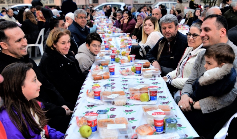 Bornovada iftar dayanismasi (3)