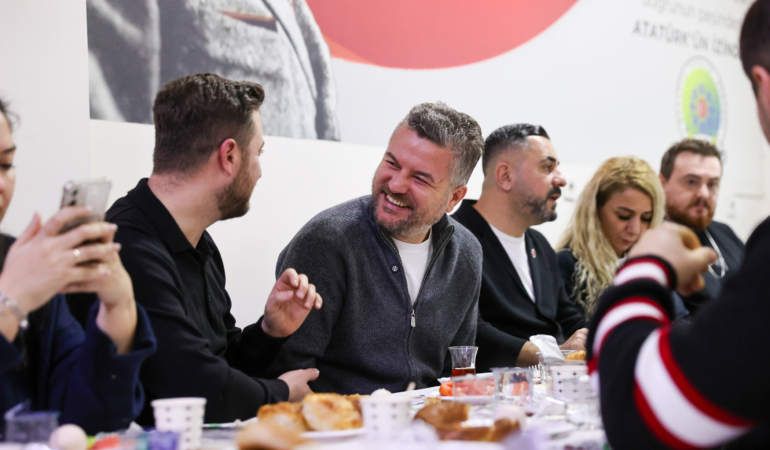 Başkan Görkem Duman Kozağaç’ta sahur sofrasında