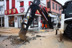 Çeşme Belediyesi Yağmurla Mücadelede Tüm Ekipleriyle SahadaPHOTO-2026-02-05-15-19-38 kopyası