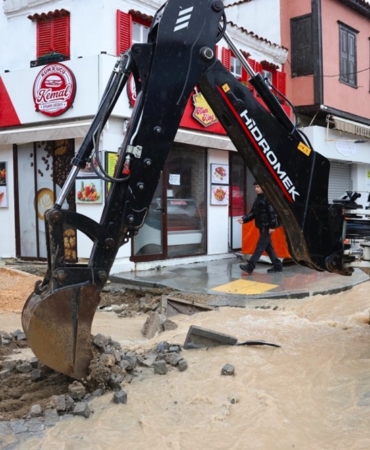 Çeşme Belediyesi Yağmurla Mücadelede Tüm Ekipleriyle SahadaPHOTO-2026-02-05-15-19-38 kopyası