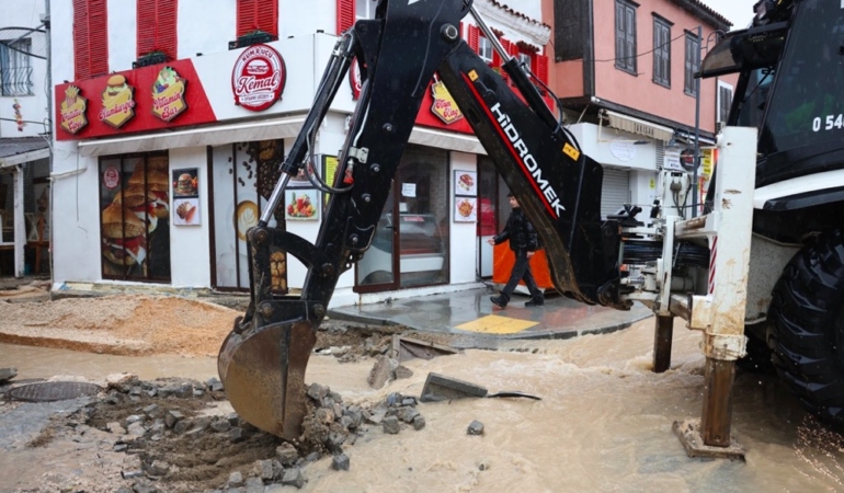 Çeşme Belediyesi Yağmurla Mücadelede Tüm Ekipleriyle SahadaPHOTO-2026-02-05-15-19-38 kopyası