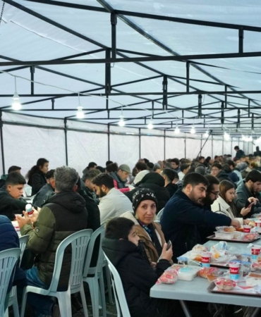 Çeşme’de Ramazan birlikte yaşanıyor_ İlk 3 gün yoğun ilgi gördüPHOTO-2026-02-21-20-51-10