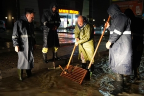 Çeşme’de şiddetli yağışa karşı kesintisiz mücadelePHOTO-2026-01-26-21-59-55 3