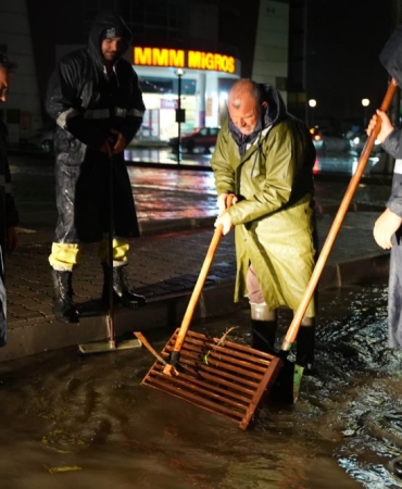 Çeşme’de şiddetli yağışa karşı kesintisiz mücadelePHOTO-2026-01-26-21-59-55 3