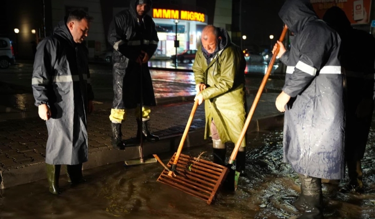 Çeşme’de şiddetli yağışa karşı kesintisiz mücadele