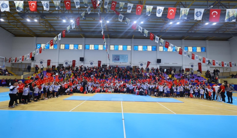 Karabağlar ’da Sömestr Spor Şenliği Bayram Havasında Geçti