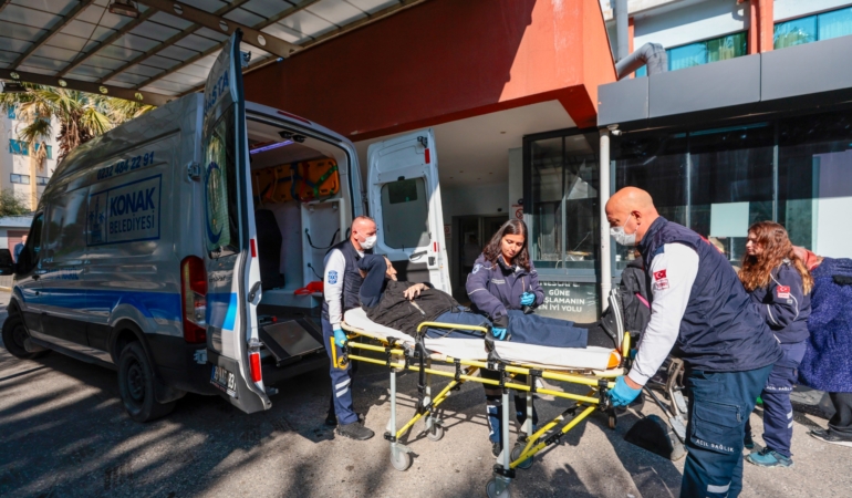 Konak’ın hasta nakil hizmeti yüzleri güldürüyor (2)